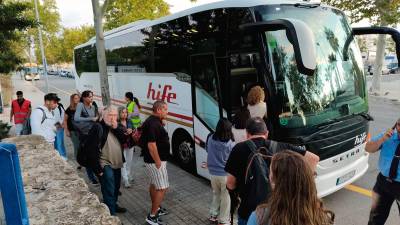 Los usuarios cogen el autobús en Vila-seca. Foto: Iván Alcalá