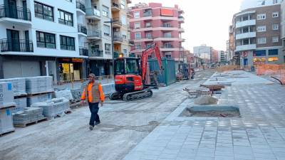 Los operarios ultiman los trabajos en la plaza Aragó, el tramo que ya está prácticamente finalizado. Foto: Àngel Ullate