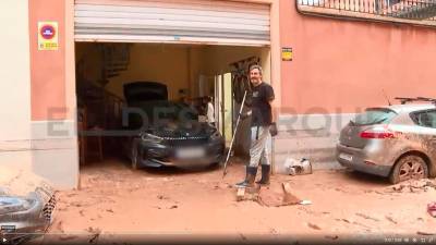 Vicente Moreno limpia la calle de su pueblo, Massanassa. Foto: El Desmarque