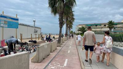 Hace unas semanas se instaló una quincena de barreras de hormigón tipo ‘New Jersey’ en un tramo del paseo del Cap de Sant Pere. FOTO: Alba Mariné