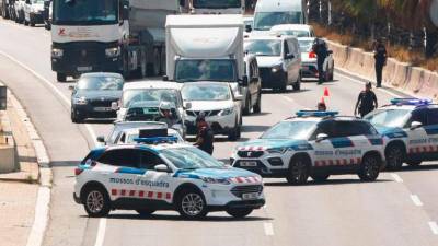 Imagen de archivo de los Mossos d’Esquadra realizando un corte de carretera. Foto: EFE