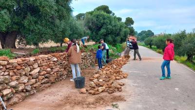 Los vecinos colaboraron en la recuperación del muro.