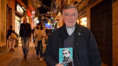 Armand Puig, al carrer Major de Reus amb el seu nou llibre sobre la vida i l’obra de l’arquitecte Antoni Gaudí. Foto: Agència Flama