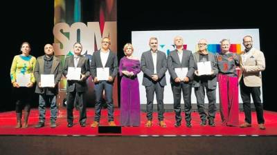 Los premiados de la edición pasada, con la presidenta de la Diputació de Tarragona, Noemí Llauradó, y el presidente del Patronat de Turisme, Carlos Brull (centro). Foto: Pere Ferré