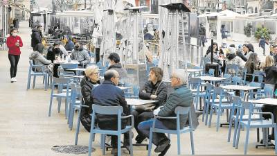 La nueva ley prevé prohibir fumar en las terrazas de los bares y restaurantes. FOTO: PERE FERRÉ