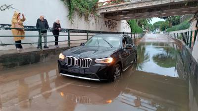 El coche atrapado en Cambrils, debajo de la vía del tren en Vilafortuny. Foto: Jordi Sanvisens