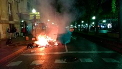 Contenedor ardiendo el 16 de octubre de 2019 en la Rambla Nova de Tarragona. Foto: X.F./DT