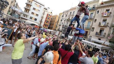 Imatge d´una de les construccions que es varen realitzar a la plaça de la Font, sota l´atenta mirada dels espectadors. Foto: pere ferré