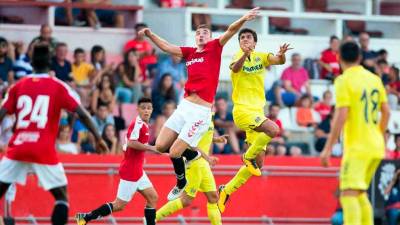 Rodri Hernández disputa una pelota aérea contra Manu Barreiro. Foto: Nàstic