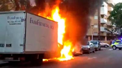 El coche calcinado en Freginals, Terres de l’Ebre. Foto: Bombers