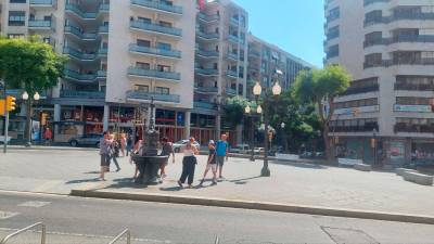 Un grup de turistes bevent aigua a la Rambla Nova de Tarragona. Foto: DT