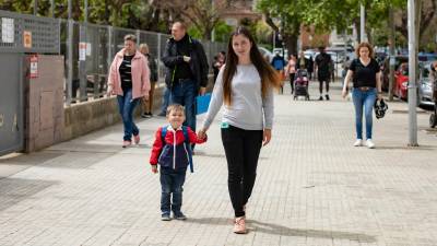 Elena Labivka, con su hijo Vova, de tres años, en la puerta de la Escola Europa de Salou. Llegaron a finales de marzo. foto: àngel ullate