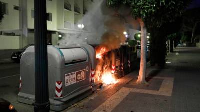 Imagen de archivo de un contenedor ardiendo en Tarragona. Foto: Pere Ferré/DT