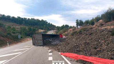 El camión volcado en la carretera N-420. Foto: Bombers de la Generalitat