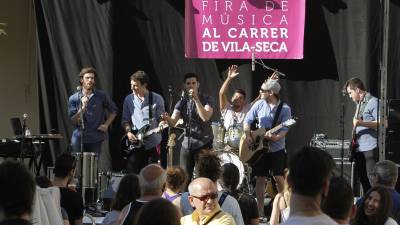 Imagen de la actuación del grupo de pop-rock Zero, que abrió la 16ª edición de la Fira de Música al Carrer. FOTO: PERE FERRÉ