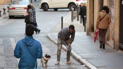 Los detectives ya vigilan a los ciudadanos que no recogen las cacas de sus perros. Foto: Pere Ferré