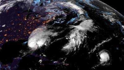 Fotografía satelital cedida este miércoles por la Oficina Nacional de Administración Oceánica y Atmosférica (NOAA) a través del Centro Nacional de Huracanes (NHC) estadounidense donde se muestra la localización del huracán Milton (i) entrando por Florida. Foto: EFE