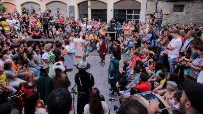 La Plaça de Dames i Vells se fue llenando poco a poco de gente para ver la obra. FOTO: Àngel Ullate