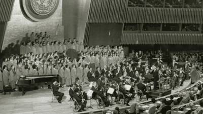 Pau Casals dirigiendo en la sede de las Naciones Unidas.