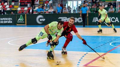 Arnau Canal pugna una bola con Sergi Aragonès. Foto: FEDERACIÓN ESPAÑOLA DE PATINAJE