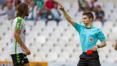 Palencia Caballero tras mostrarle una roja a un jugador del Racing. Foto: Cedida