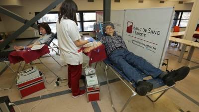 Un hombre dona sangre en el Diari. FOTO: lluís milián/dt