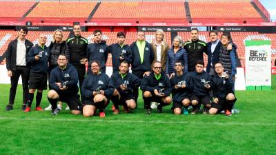 Los 11 árbitros de Be My Referee Championship, junto con los impulsores del evento. Foto: Àngel Ullate