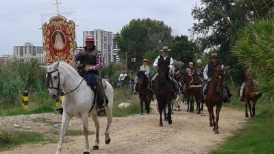 Los 'rocieros' alejándose de Tarragona. Foto: Norián Muñoz