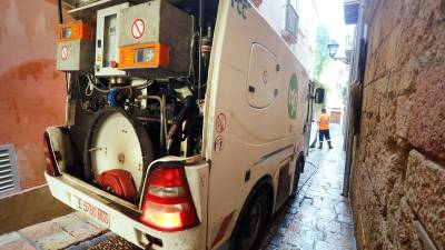 Imagen reciente de un camión de la limpieza operando en la Part Alta. Foto: Pere Ferré