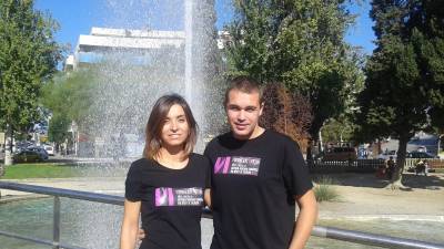 Noelia Canela y su marido Carlos Ferré, padres de Adrià, con las camisetas de la fundación. Foto: Norián Muñoz