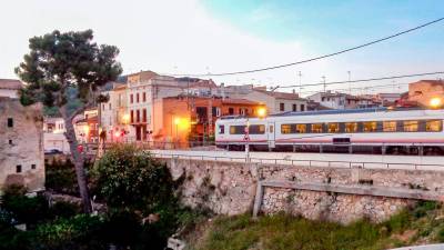 Un tren pasando por Roda de Berà, justo antes de cruzar el paso a nivel. Foto: Ayuntamiento de Roda de Berà