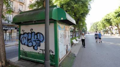 Imagen de una de las casetas situadas en la Rambla Nova que buscan inquilino. Foto: Pere Ferré