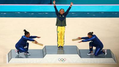 Rebeca Andrade recibe la reverencia de Biles y Chiles. Foto: efe