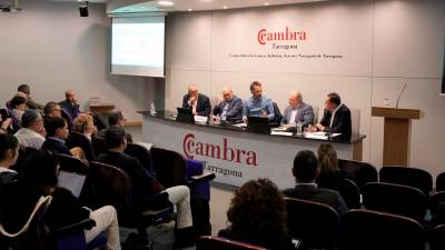 Mesa redonda con los alcaldes de cuatro municipios en el acto hecho en la Cambra de Comerç. Foto: Àngel Ullate