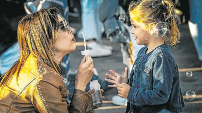 Madre e hija comparten un evento cultura. Foto; DT