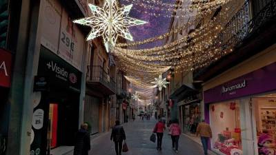 Imagen virtual de cómo será la iluminación de las calles Llovera y Monterols, con cortinas de luces y estrellas. FOTO: Cedida