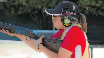 Mar Molné, con 15 años, calibrando un disparo con su inseparable escopeta. foto: DT