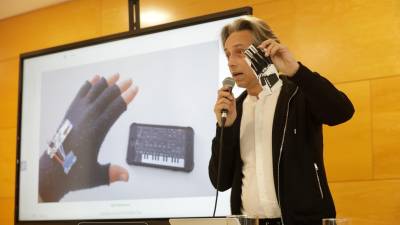 El ingeniero de Telecomunicaciones Oriol Ribera es el diseñador de los guantes con sensores y aplicaciones médicas. FOTO: P. F.