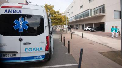 Una ambulancia del transporte sanitario no urgente, en las inmediaciones del Hospital Joan XXIII. Foto: Àngel Ullate