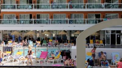 Imagen de la piscina del hotel Villa Dorada de Salou, ubicado en la calle Vendrell. Allí el socorrista sacó con un halo de vida al menor. Foto: Lluís Milián