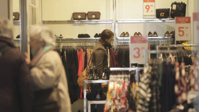 Clientes aprovechando el &uacute;ltimo d&iacute;a del Zara de la calle Col&oacute;n. FOTO: Llu&iacute;s Mili&aacute;n