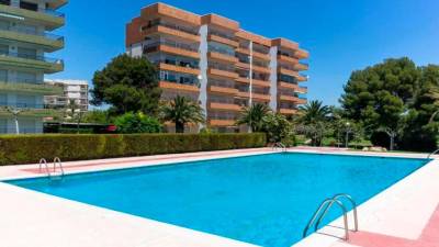 La piscina de la zona de apartamentos de Miami Platja. Foto: cedida