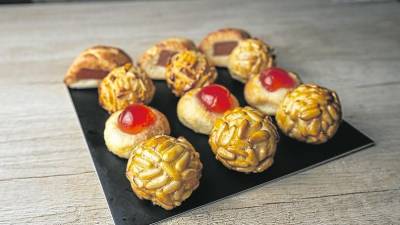 Los panellets tradicionales de piñones, cereza, almendra y membrillo siguen siendo los sabores preferidos.