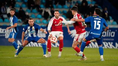 Óscar Sanz y Marc Fernández fueron dos de los jugadores que más sufrieron en El Toralín. foto: sd ponferradina