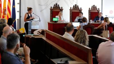 La portavoz de ERC, Maria Roig, ante Viñuales durante un pleno municipal. Foto: Pere Ferré