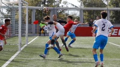 La Pobla no pudo pasar del empate frente al Prat tras un acoso y derribo durante todo el partido. foto: pere ferré