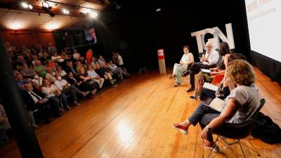 Ballesteros, ayer, rodeado de exconcejales, amigos y rivales políticos durante el acto de homenaje en el Teatre El Magatzem. foto: Pere Ferré