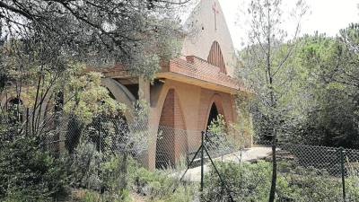 La iglesia de Sant Jordi se encuentra en una zona boscosa de Cap Salou, cerca de la carretera del Far. Foto: Alba Mariné