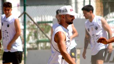 El técnico de Torredembarra Llorenç Gómez dirige un entrenamiento de la Roma BS. Foto: Luca Testa