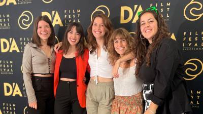 Clàudia, Mònica y el resto del equipo de Un sol radiant en la gala del D’A FilmLab’22. FOTO: CEDIDA